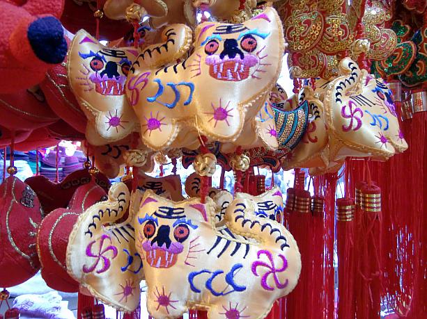 中国で干支グッズといえば人形やぬいぐるみです。伝統的なものから……