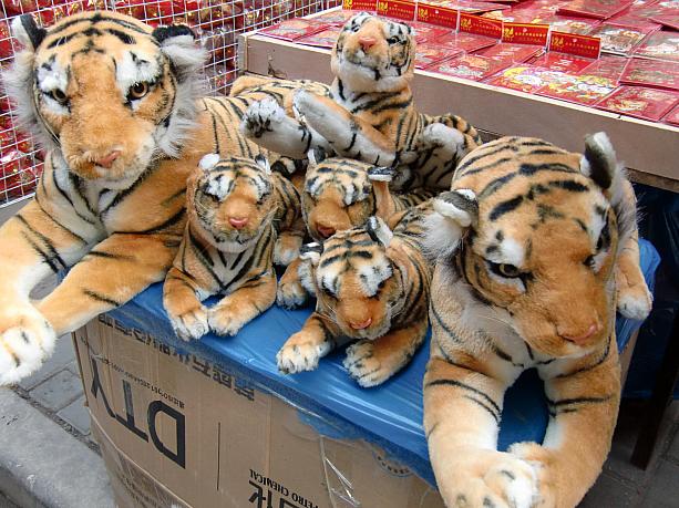 リアルなトラもずらり。路上で売られていました。