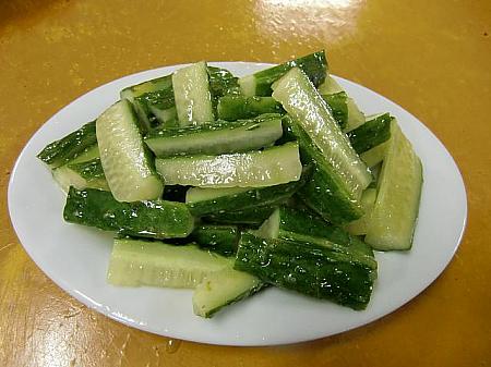 「拌黄瓜」（5元前後）
ニンニクと塩でしんなりさせたキュウリ。蒸し上がるまでの時間に前菜として。