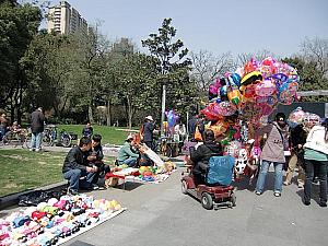 公園の前は露天がいっぱいでお祭りのよう。