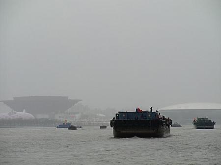 雨の多い上海。万博会場行き水上バスからは中国館がかすんで見えます。
