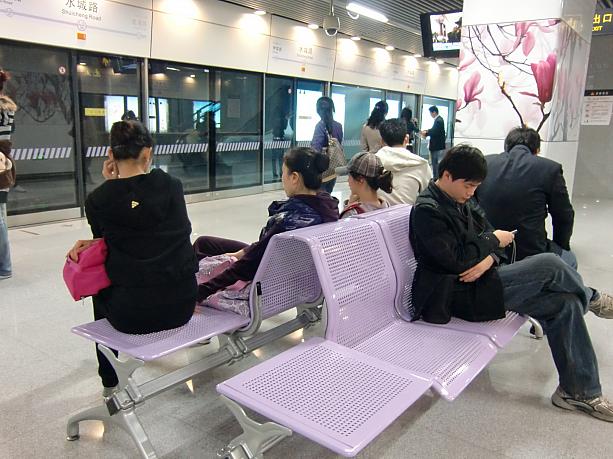 10号線のカラーは薄紫。各駅の設備も薄紫で統一されています。