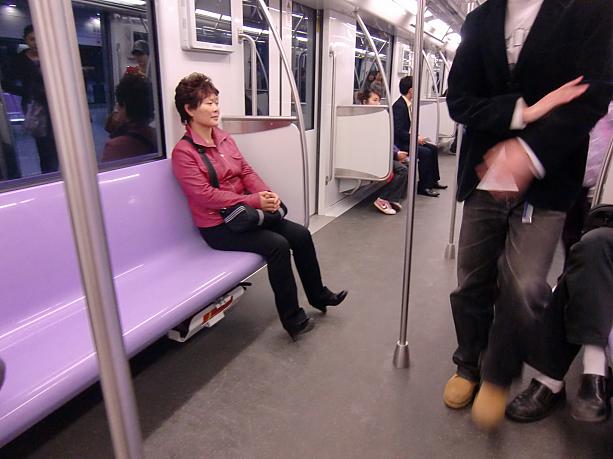 車内も薄紫。路線によって車内のデザインも変わるんですよ。