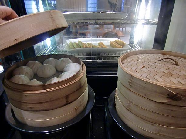 蒸籠にはほかほかの饅頭が。みそ汁、漬け物、コーンフレーク、チーズも豊富に揃っていました。
