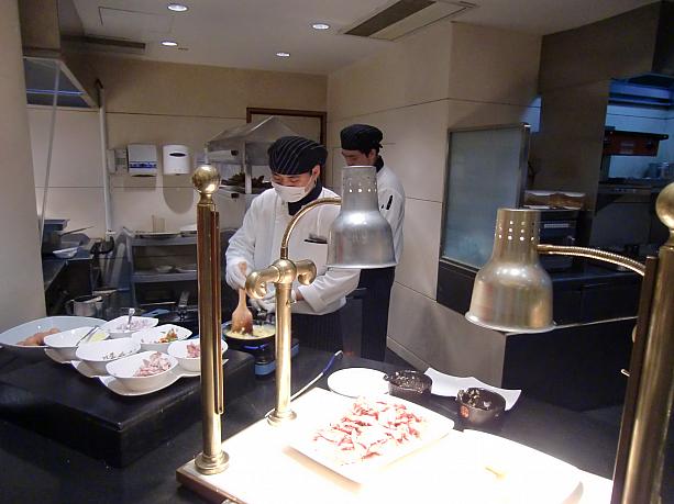 卵やベーコンを好きな焼き方で注文できるコーナー。もちろん何回頼んでもお替わりしてもOK。