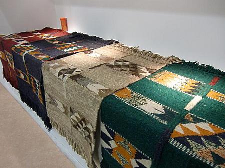 じゅうたんからスカーフまで、さまざまな布製品が揃います。