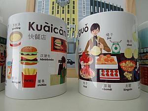上海らしいレトロな絵柄のマグカップは60元。