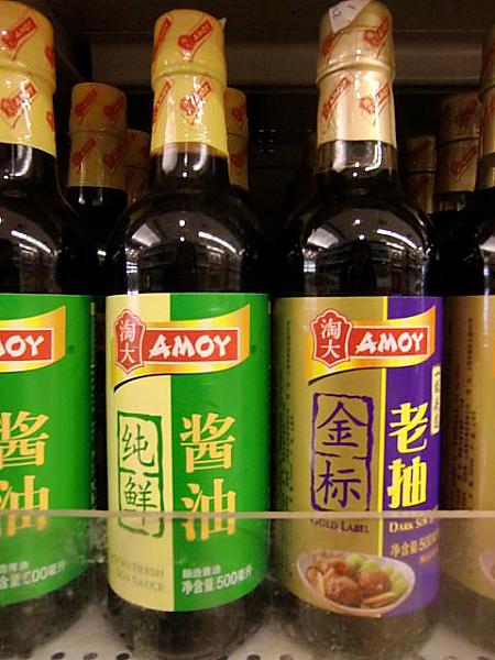 こってり甘口に仕上がる上海の醤油（7元前後〜）、辣油やごま油は小瓶入りがお土産向き（10元前後）。