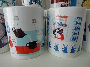 上海らしいレトロな絵柄のマグカップは60元。