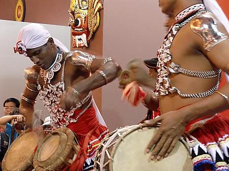 ステージではスリランカの伝統音楽ショーが。