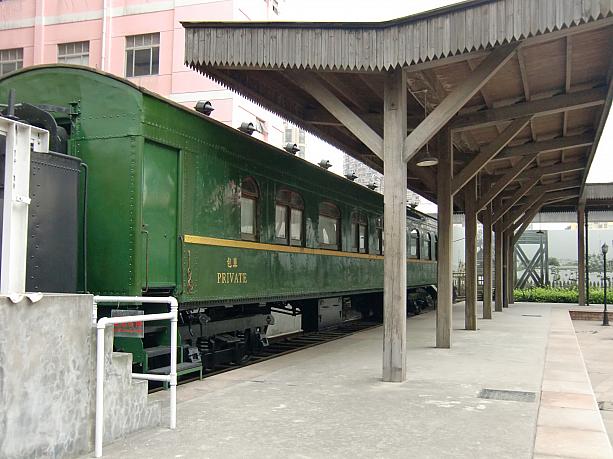 庭にはレトロな列車とホームが。