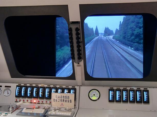 バーチャル鉄道では、上海-蘇州間の運転席からの風景を見ることができます。