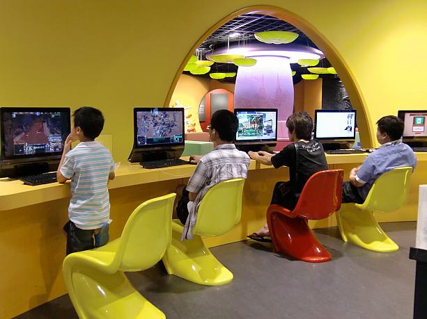 オンラインゲームコーナーも大人気。