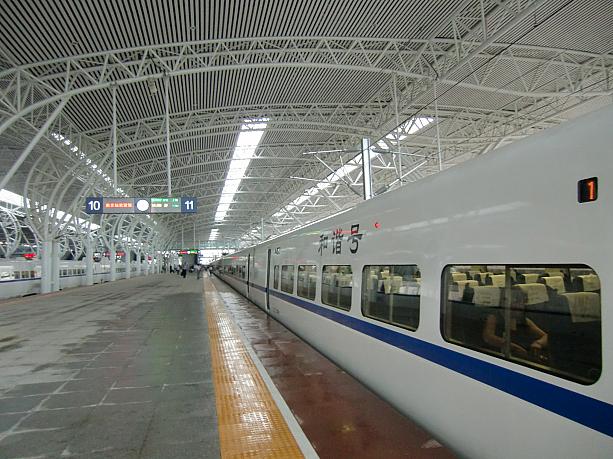 新型新幹線は、上海から乗ると南京が終点になります（2010年8月現在）。所要時間は約1時間。