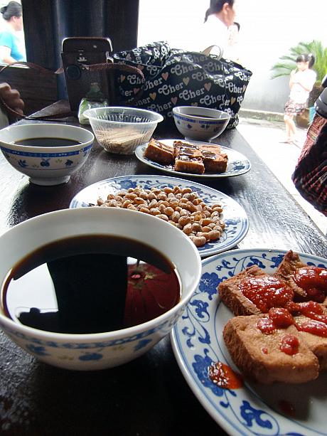 茶碗入りの紹興酒を臭豆腐といっしょに飲むのが本場式。