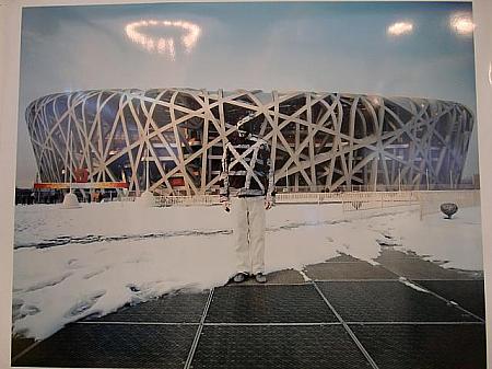 オリンピックで使用された「鳥の巣」に同化する人。「なんでこんな絵を?」と疑問に思うだけで、今の中国が見えてきます。