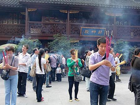 熱心に拝む人もいれば、肩を組んで記念撮影する人も。この自由さが上海のお寺のいいところ。境内、建物内も撮影OKです。