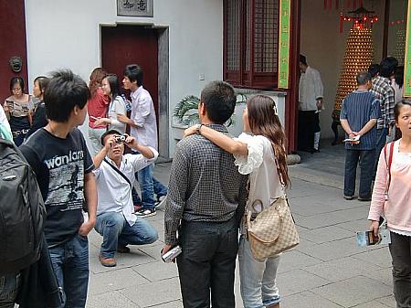 熱心に拝む人もいれば、肩を組んで記念撮影する人も。この自由さが上海のお寺のいいところ。境内、建物内も撮影OKです。