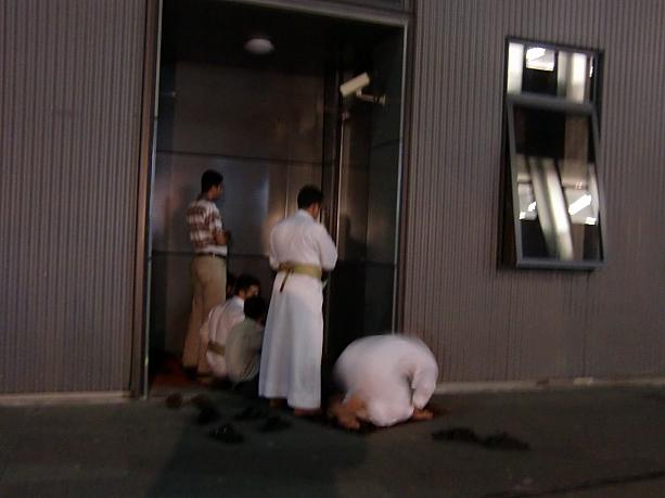 パビリオンの裏口では、時間どおりにメッカの方を向いてひっそりとお祈りする人たちがいました。