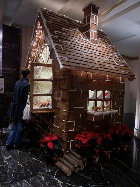 ロビーには実物大お菓子の家が飾られていました。上海でクリスマスを過ごすならペニンシュラで決まり!?