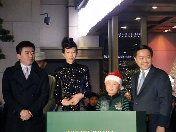 ウォン・カーウァイやチャウ・シンチーの映画で日本でもお馴染みの女優さん、カレン・モクがザ・ペニンシュラ上海のイルミネーション点灯式に参加しました。