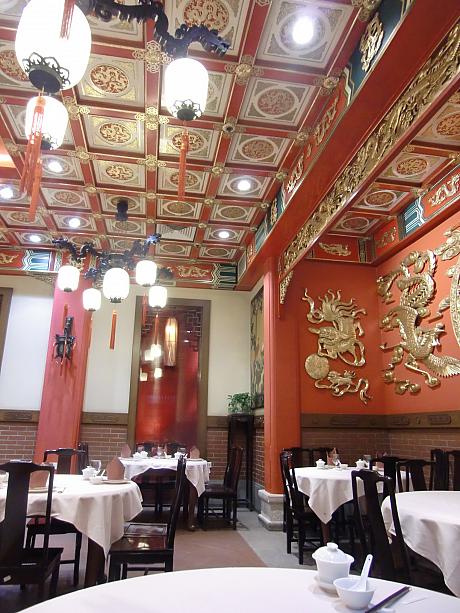 店内の装飾のゴージャスさにも注目。