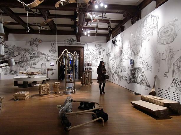 壁に直接描かれた作品も。ビエンナーレのテーマは「リハーサル」でした。