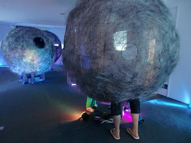 各国の気鋭アーティストの作品が集結。