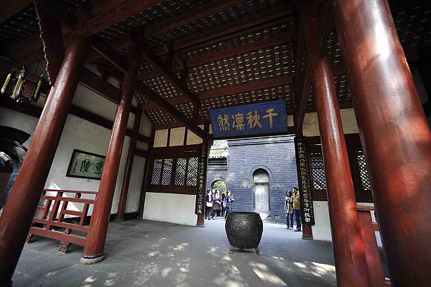 三国志ゆかりの地でもある成都。関羽や張飛を祀る道教の霊廟「武候祠」が有名です。