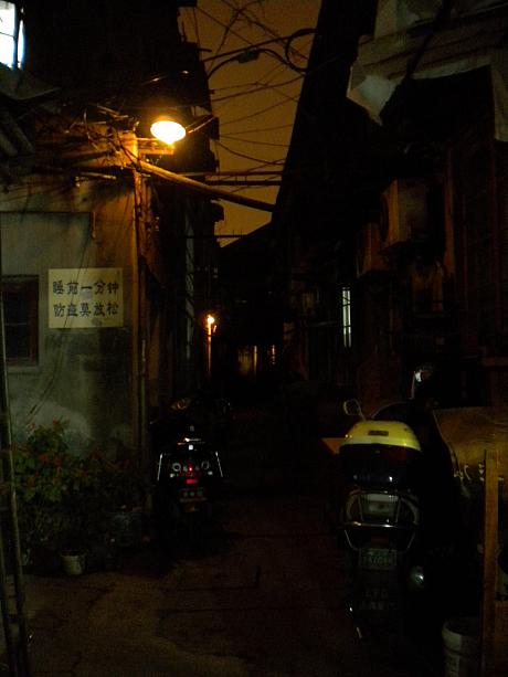 迷宮のように続く路地裏。
