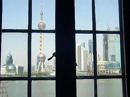 窓の向こうには「上海」を象徴するこの景色！