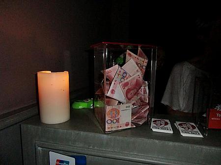 外灘エリアのクラブで。エントランスに募金箱がありました。浴衣を着た欧米人の姿も。