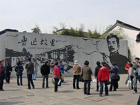 近郊の観光都市は人でいっぱい。