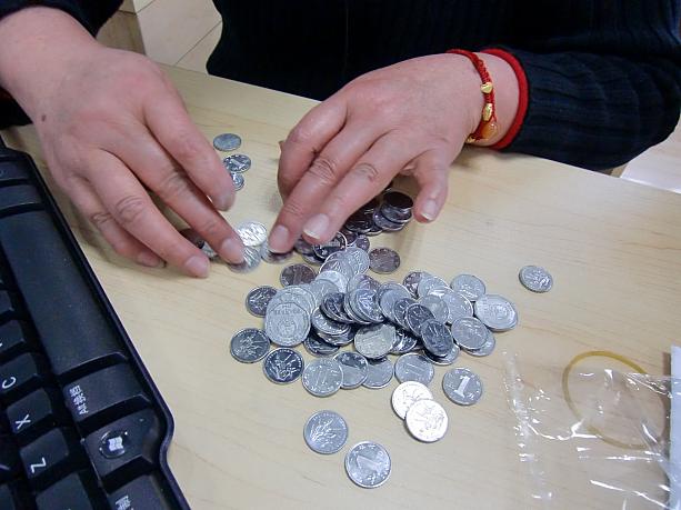 カウンターで、スタッフが小銭を集計してくれました。元、円、ドル、ユーロなどでも募金できるそう（元以外は紙幣のみ）。最低金額は設けていないそうで、小額でも丁寧に対応してくれますよ。