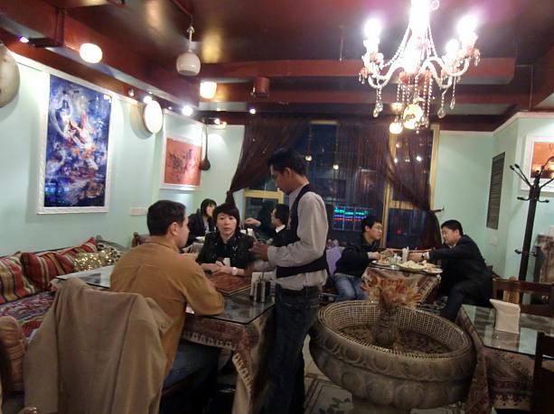 店内の様子。イラン人スタッフが接客してくれます。