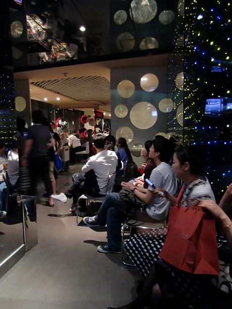 今日もこの行列。閉店の夜10時までこの状態。