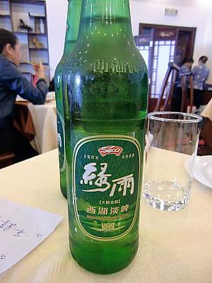 緑雨西湖淡啤は杭州市内のレストランでよく見るビール。軽い味わい。