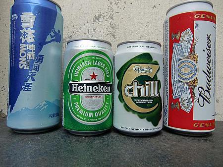 左から雪花ビール、ハイネケン、カールスバーグ、バドワイザー。雪花は中国メーカーの一つ。外資系ビールも気軽にスーパーで買えます。