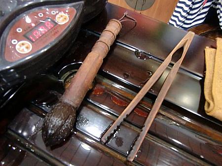 茶挟と茶杓。湯飲みをこれに挟んで洗ったり、熱くて持てないときに使う竹製ピンセットと、急須から茶殻を出したり、茶葉を急須に入れたりする道具のセットです。