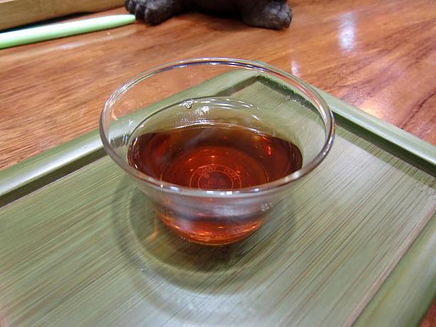 ガラスの茶杯はプーアール茶にオススメ。紹興酒のような、ワインのような色も楽しめます。