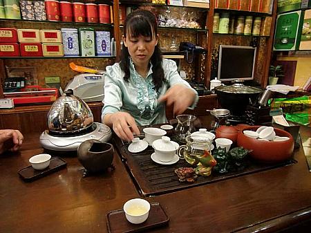 お茶屋さんで試飲のハシゴをしてみましょう。入れ方も使う道具も個々に違うんです。