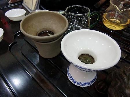 茶こし。茶海にお茶を注ぐときに使います。ひょうたん製、竹製、ステンレス製、陶器製など、さまざまなものが売られています。これがあればよりきれいなお茶を入れることができますよ。