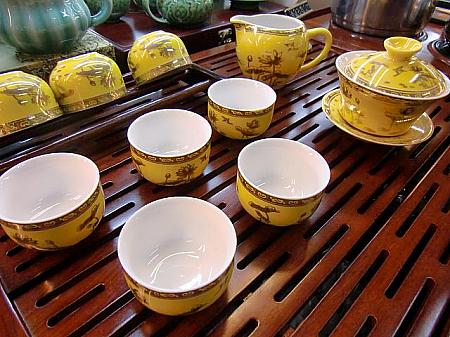 茶盤。すのこ状のお盆です。ふたをした急須の上からお湯を注ぐ中国茶道。これがあればお湯がこぼれても平気です。ただし、使いこなすには中国茶道をマスターする必要があるかも。