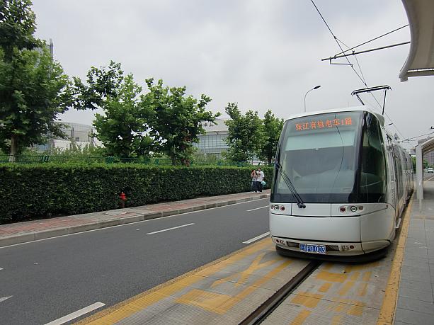 浦東の工業区、大学街には路面電車が走っています。