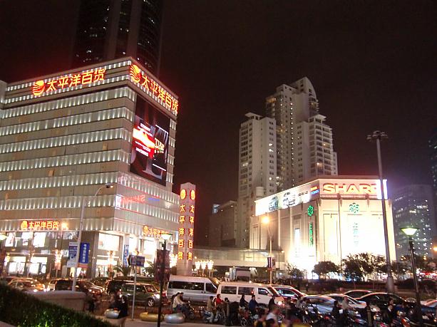 デパートは夜10時まで営業しています。