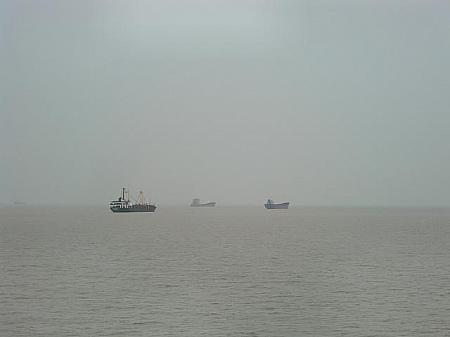 上海からの船旅、まずは黄浦江から長江を目指します。