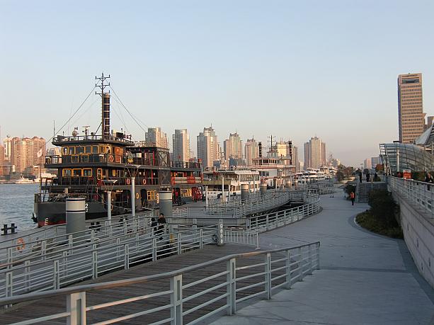 船を眺めながら散歩できますよ。