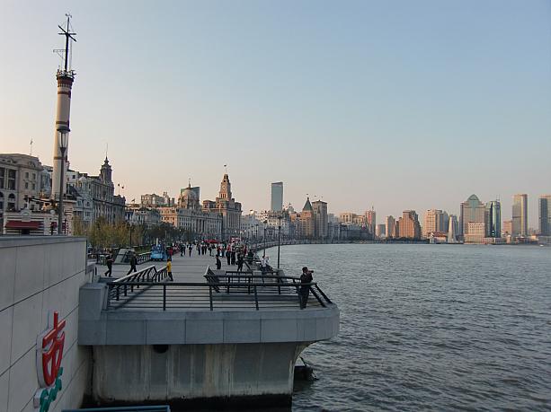 十六舖から眺めた外灘です。