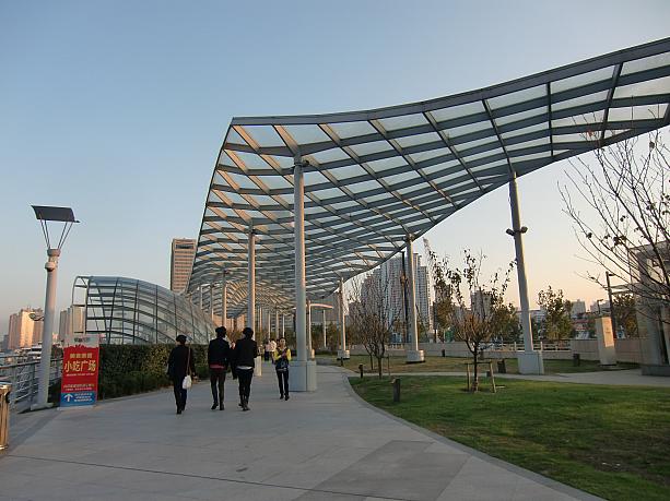 外灘よりも歩きやすくて広々とした歩道が魅力。