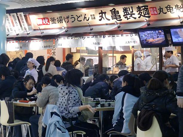 この混み方!　日本のうどん時代到来?　場所は田子坊の最寄り駅「打浦橋」駅に直結している「日月光中心広場」の地下です。